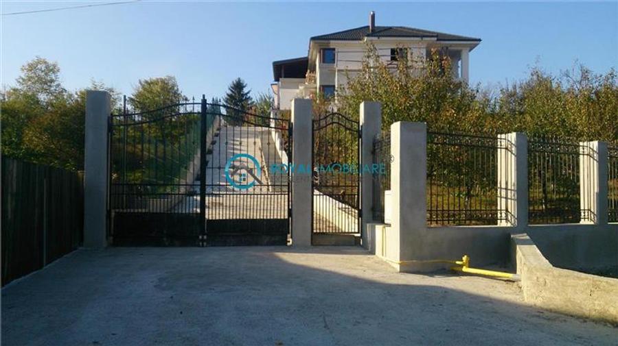 Casă individuală cu 4 camere cu Canalizare în Bucov