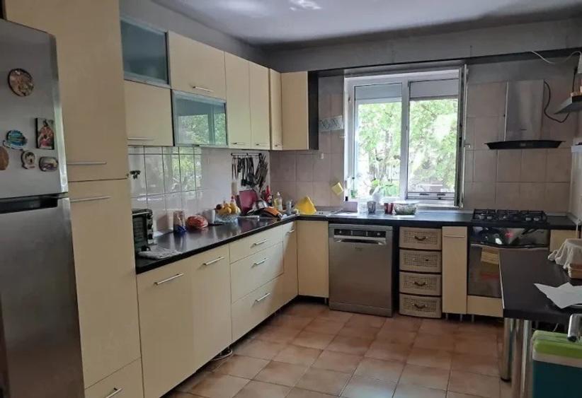 Casă individuală cu 5 camere cu Teren 500 Mp în Roșu
