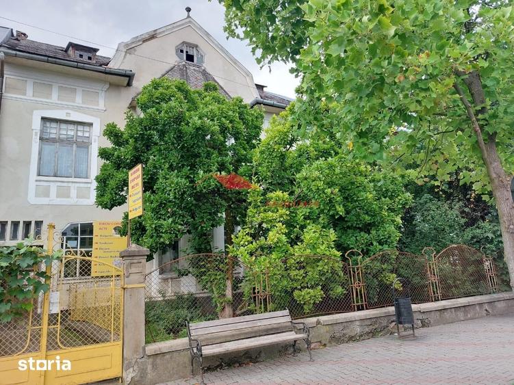 Casă cu 8 camere cu Teren 400 Mp în Central