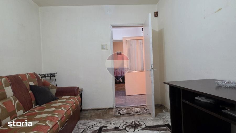 Apartament cu 3 camere semidecomandat în Central