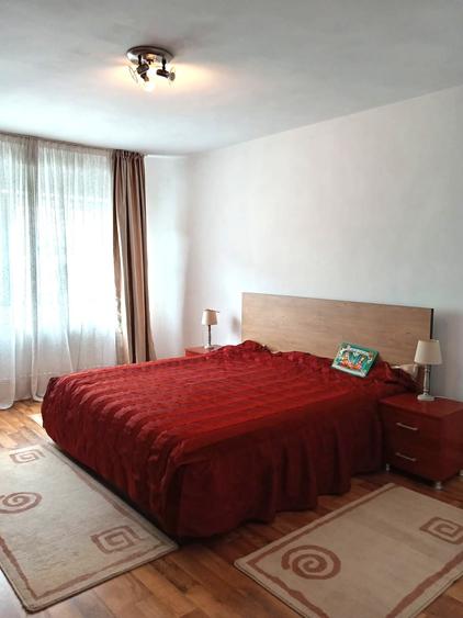 Casă individuală cu 10 camere cu Garaj în Cetate