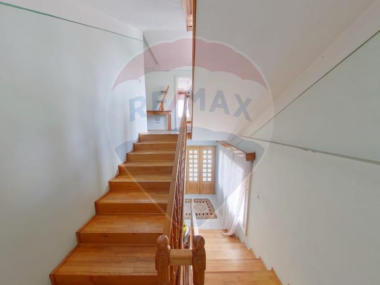 Casă individuală cu 8 camere cu Teren 2694 Mp în Rona de Sus