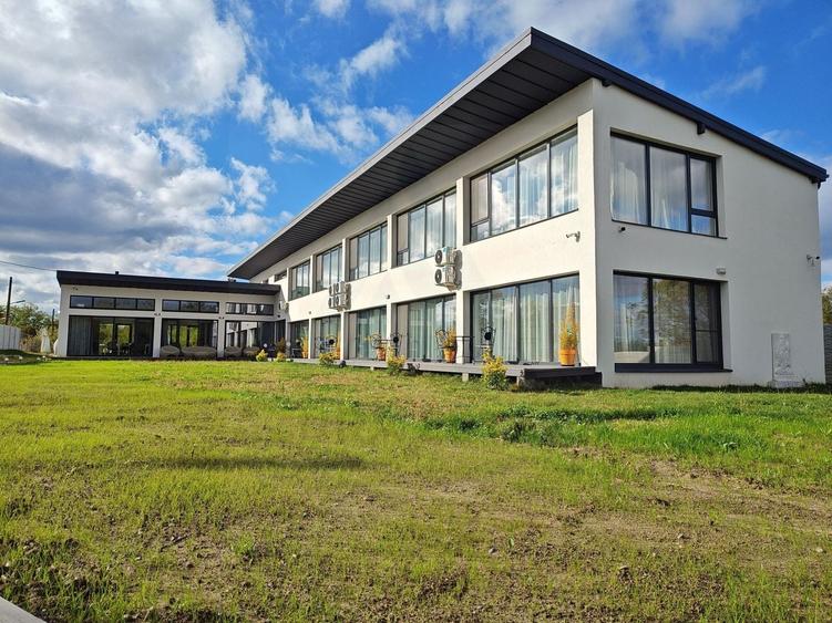 Casă individuală cu 10 camere cu Canalizare în Central