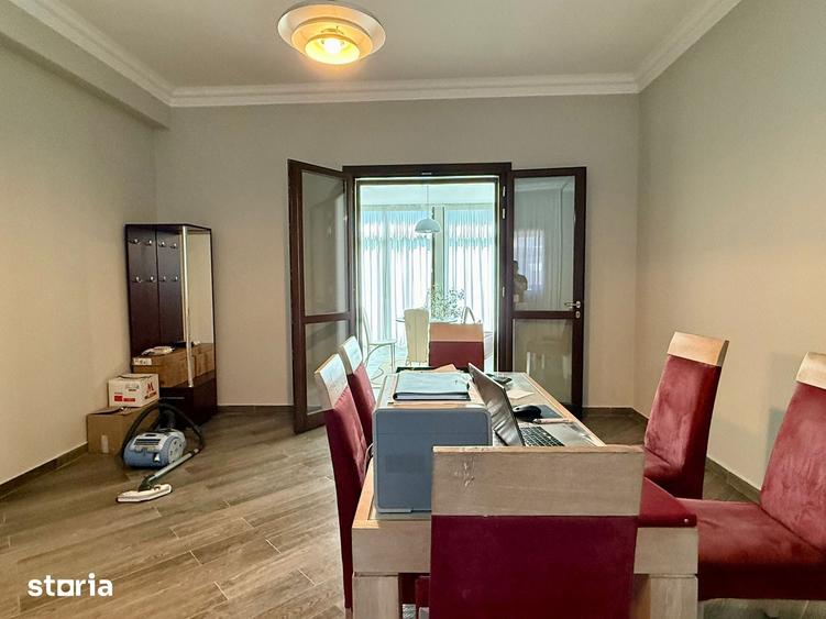 Casă cu 6 camere cu Teren 674 Mp în Delfinariu