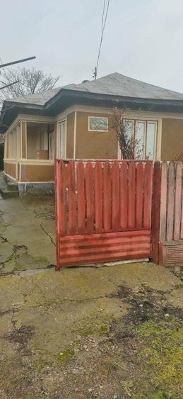 Casă cu 4 camere în Glodeanu Sărat