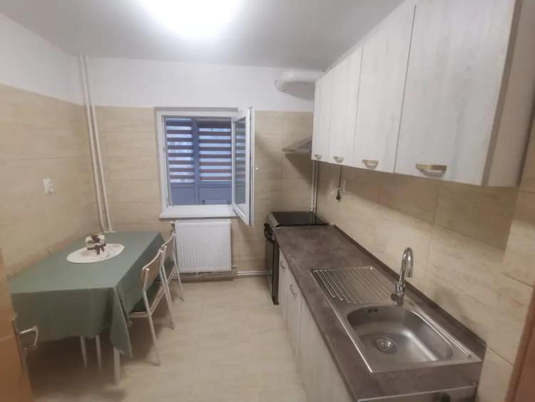 Apartament cu 2 camere decomandat în Rovine