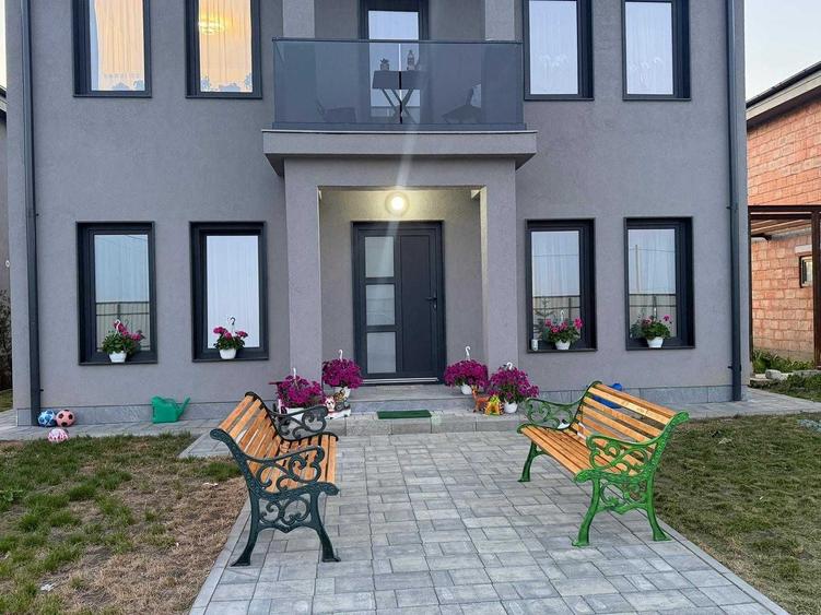 Casă cu 4 camere în Frătăuții Noi