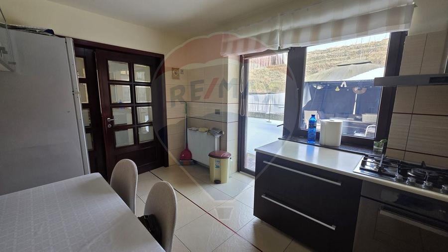 Casă individuală cu 7 camere cu Teren 1371 Mp în Nord-Est