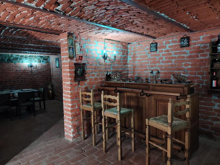 Casă cu 9 camere cu Canalizare în Central