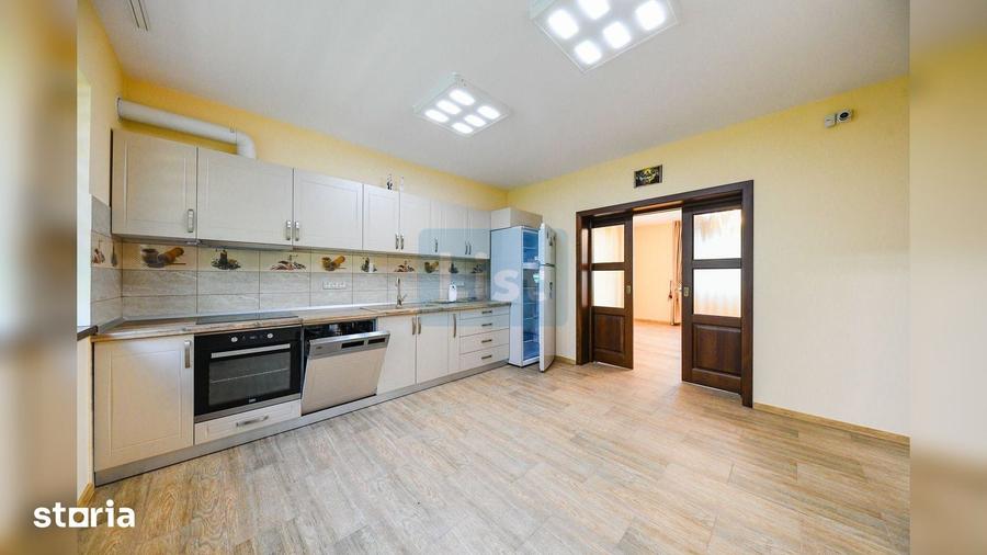 Casă cu 7 camere cu Teren 700 Mp în Florești