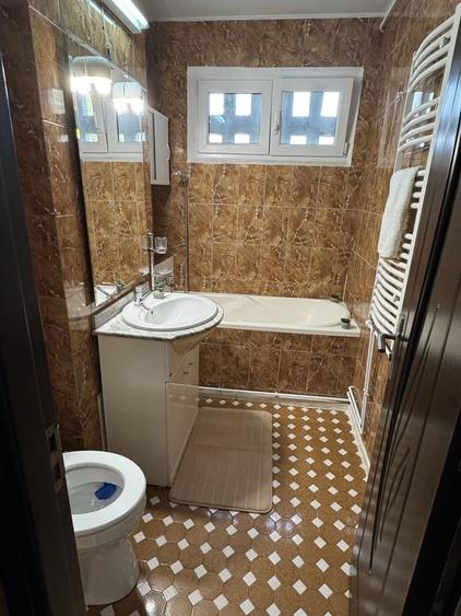 Apartament cu 3 camere semidecomandat în Berceni