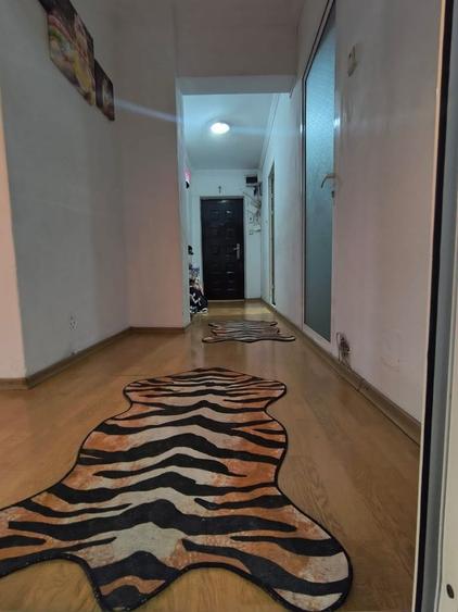 Apartament cu 4 camere decomandat în Trocadero
