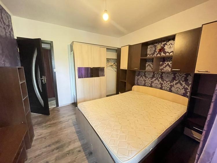 Apartament cu 3 camere semidecomandat, mobilat în Podu Roș
