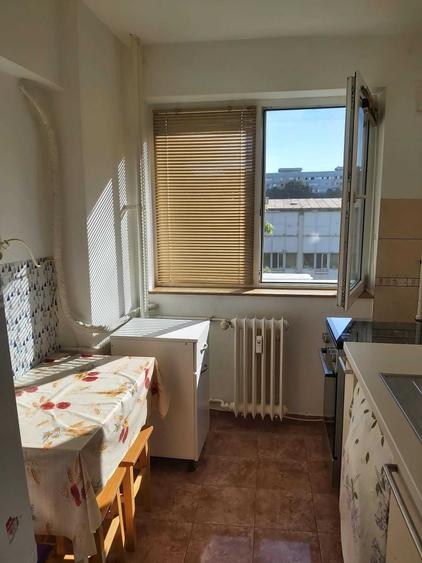Apartament cu 3 camere semidecomandat în Drumul Taberei