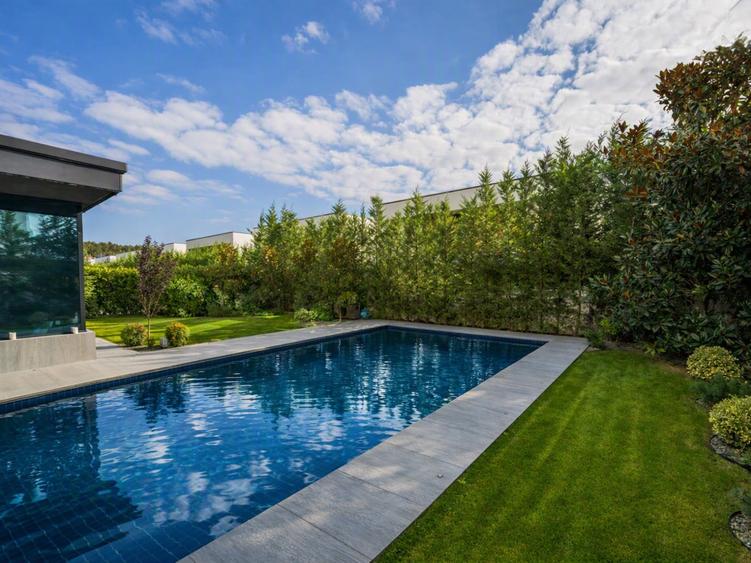 Casă individuală cu 8 camere cu Piscina în Iancu Nicolae
