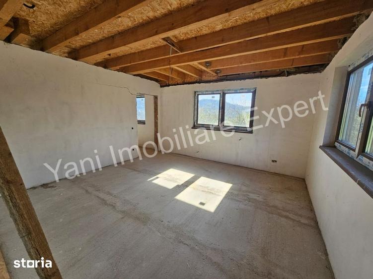 Casă cu 6 camere cu Teren 1175 Mp în Corbi