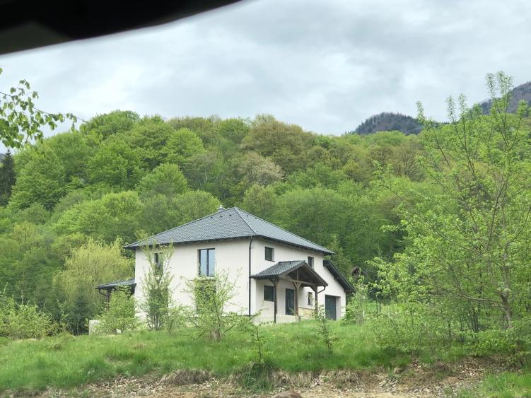 Casă individuală cu 4 camere cu Teren 4150 Mp în Cheile Râșnoavei