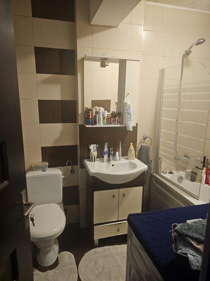 Apartament cu 3 camere decomandat în Florești