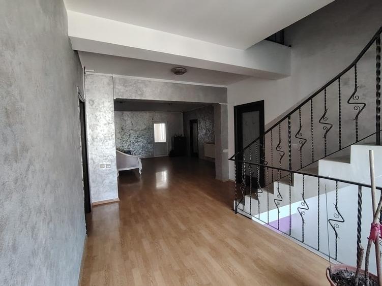 Casă individuală cu 18 camere cu Teren 1300 Mp în Bucium