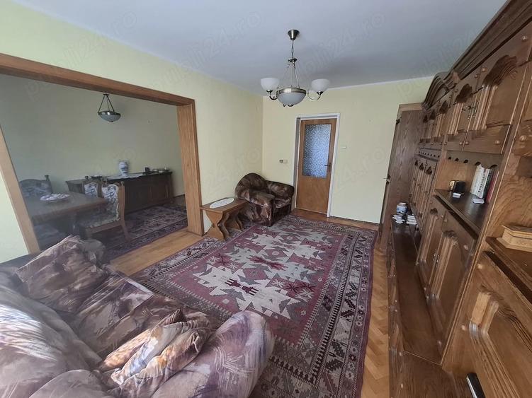 Apartament cu 4 camere semidecomandat în Săsar