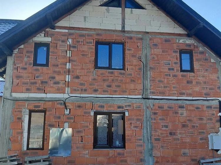Casă individuală cu 5 camere cu Teren 650 Mp în Central