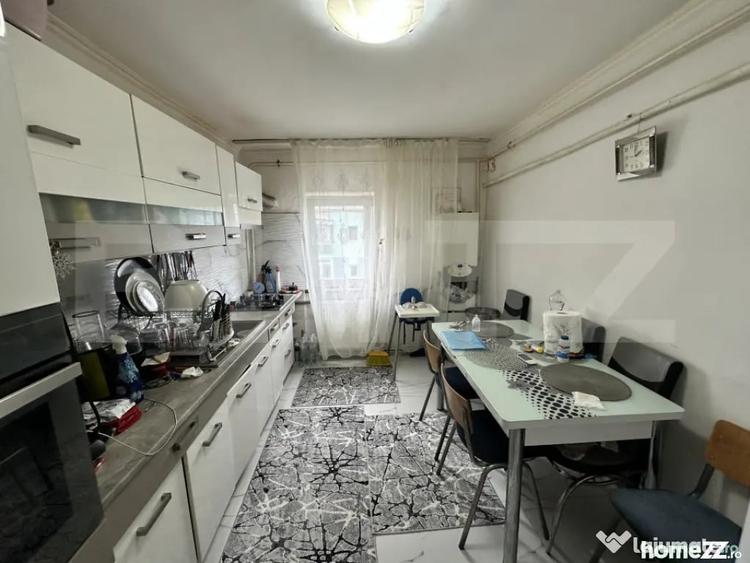Apartament cu 4 camere decomandat în Craiovița Nouă