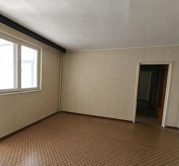 Apartament cu 3 camere semidecomandat în Drumul Taberei