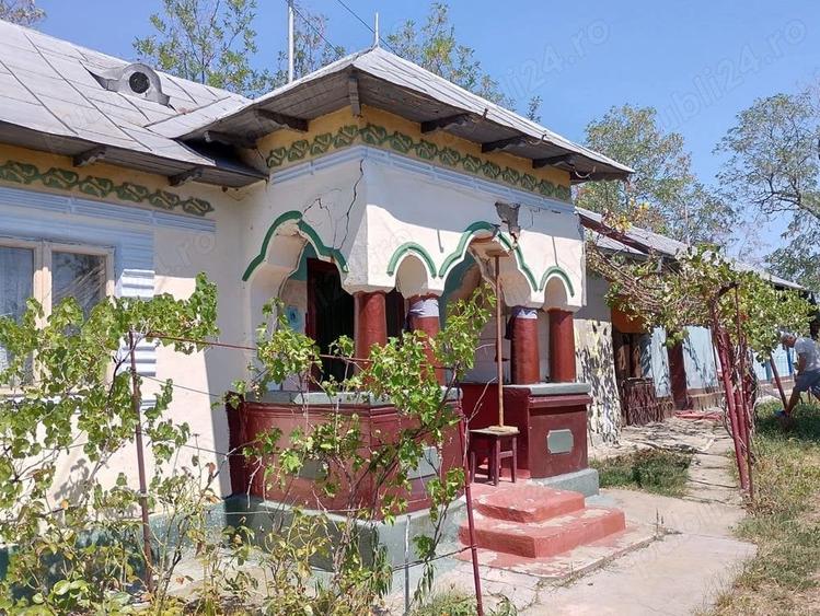 Casă cu 4 camere cu Teren 2800 Mp în Mozăceni