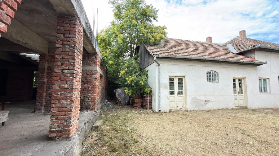 Casă individuală cu 6 camere cu Canalizare în Central