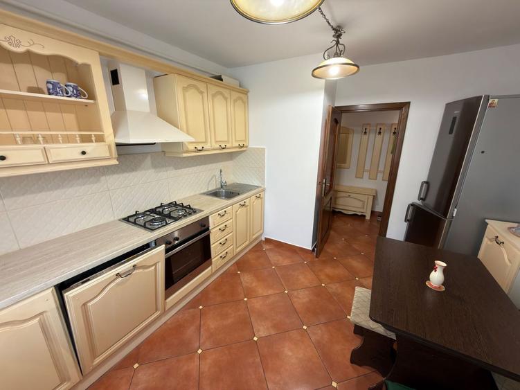 Apartament cu 3 camere decomandat, mobilat în Circumvalațiunii