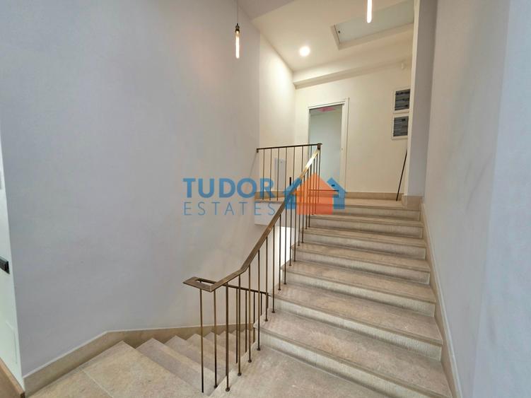 Casă individuală cu 10 camere cu Teren 150 Mp în Capitale