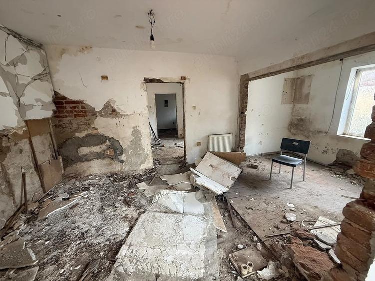 Casă cu Teren 251 Mp în Petricani