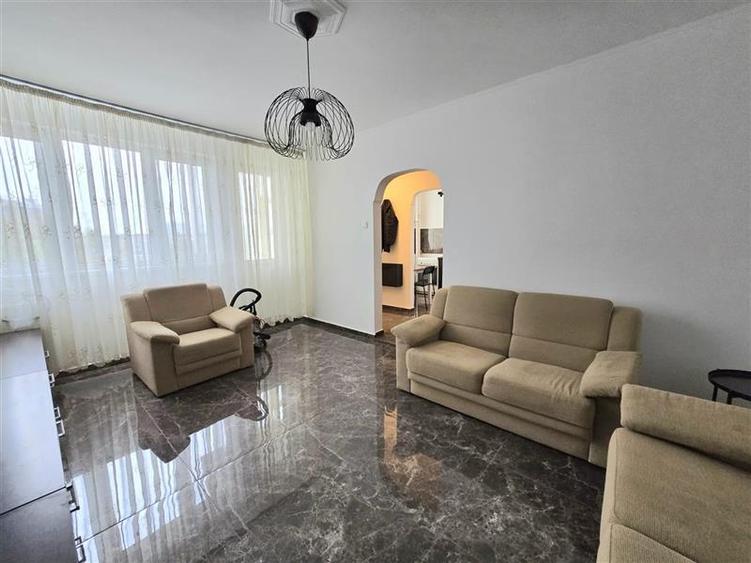 Apartament cu 2 camere semidecomandat în 1 Mai