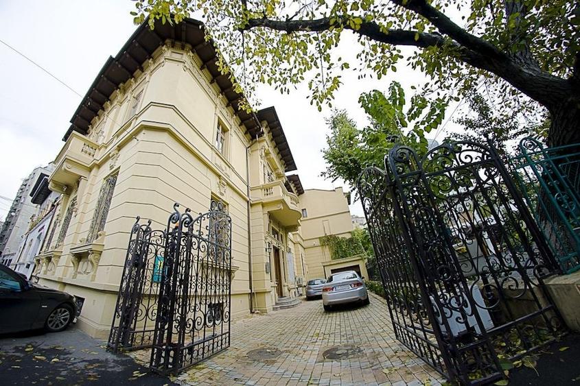 Casă individuală cu 16 camere cu Canalizare în P-ța Romană