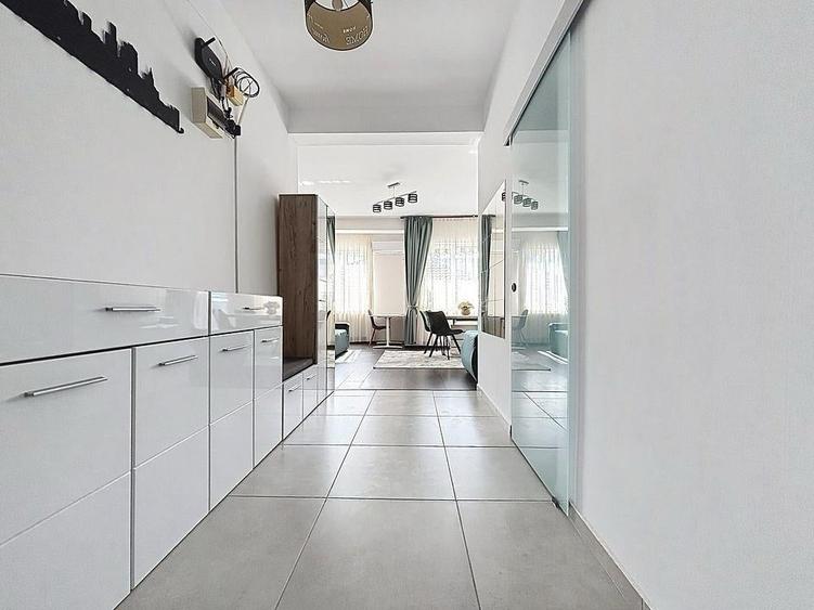 Apartament cu 3 camere semidecomandat în Gorjului