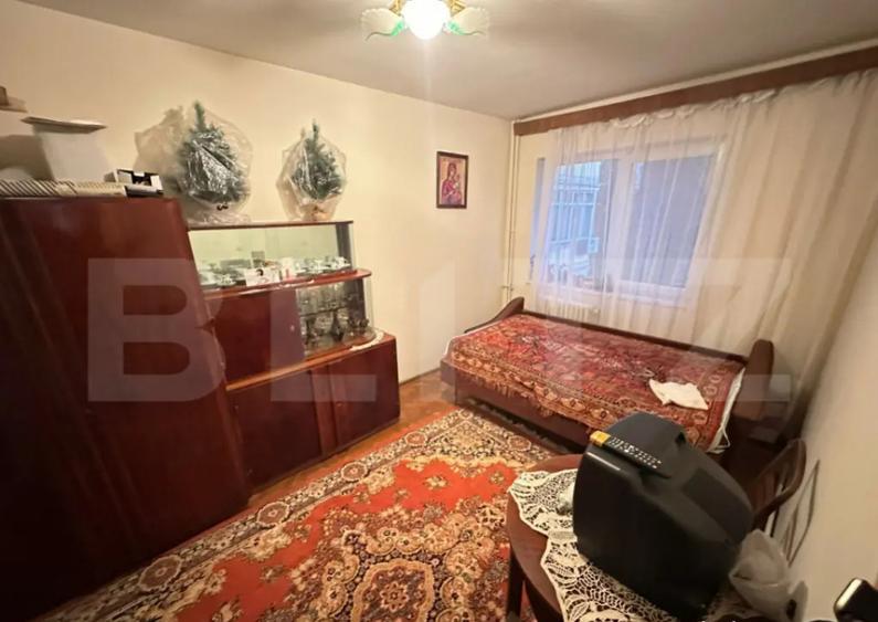Apartament cu 3 camere semidecomandat, mobilat în Gojdu