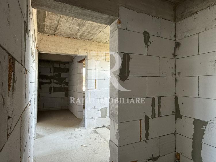 Duplex cu 8 camere cu Canalizare în Periferie