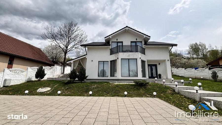 Casă cu 4 camere cu Teren 1200 Mp în Central