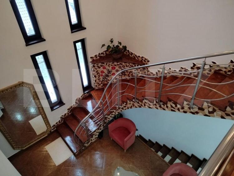 Casă cu 5 camere cu Teren 1200 Mp în Central