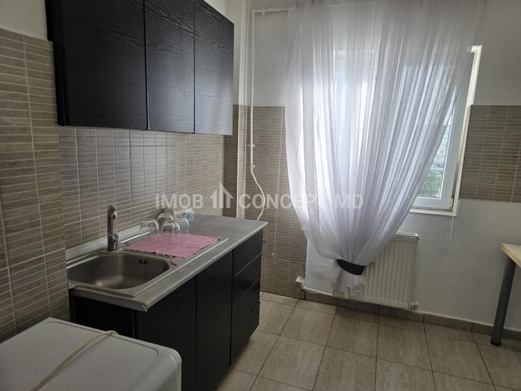 Apartament cu 3 camere semidecomandat, mobilat în Nord