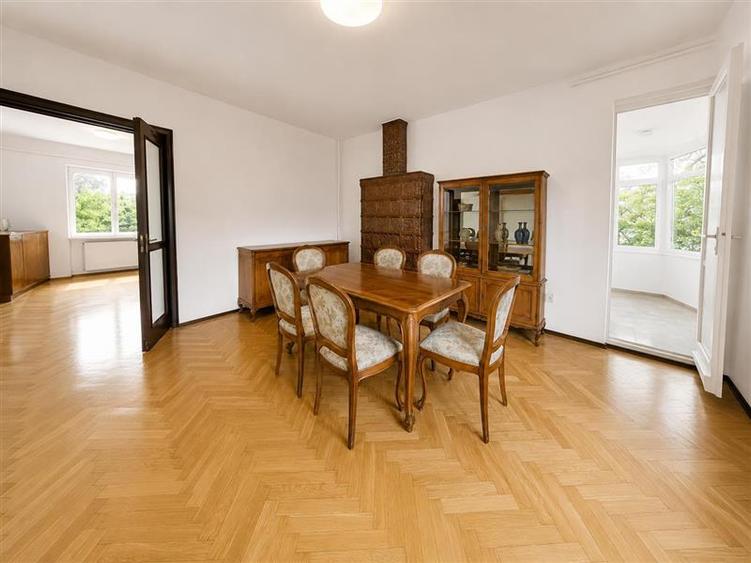 Apartament cu 4 camere decomandat în Central