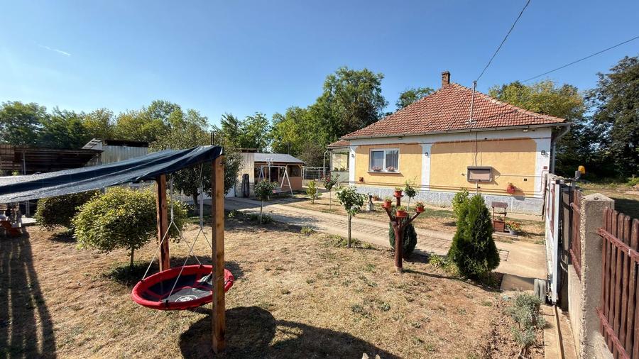 Casă individuală cu 4 camere cu Canalizare în Central