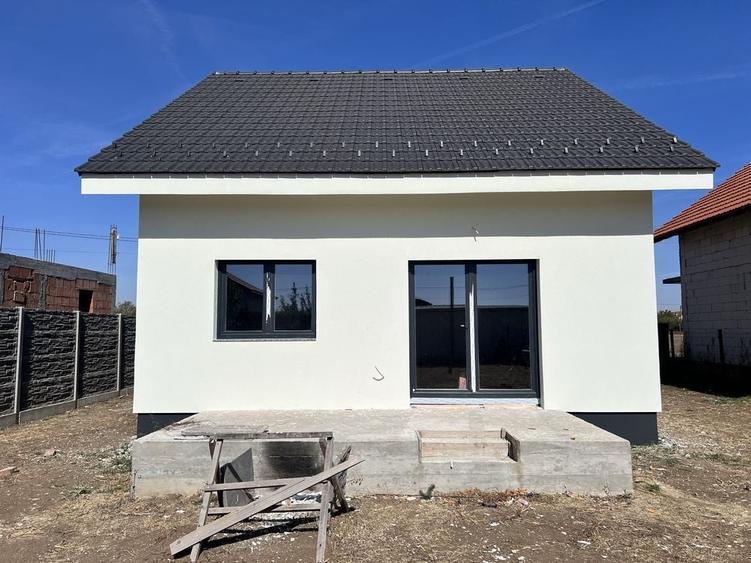 Casă cu 3 camere în Cornești