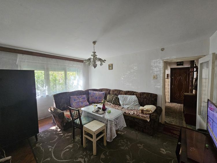 Apartament cu 3 camere semidecomandat în Cetății
