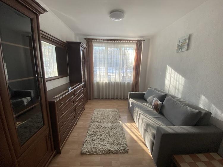 Apartament cu 3 camere decomandat în Tractorul