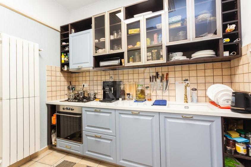 Apartament cu 6 camere decomandat, mobilat în Armeneasca