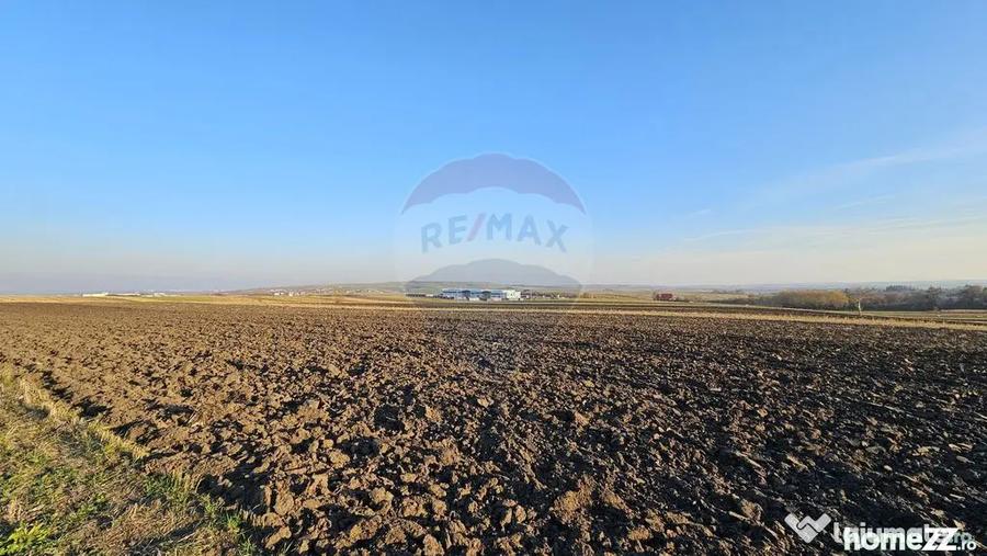 Teren de 6100 mp, în Stroiești