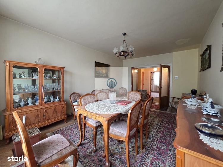 Apartament cu 4 camere decomandat în Deve