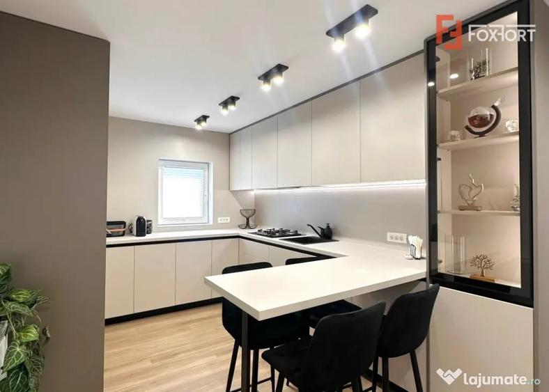 Apartament cu 4 camere decomandat în Central
