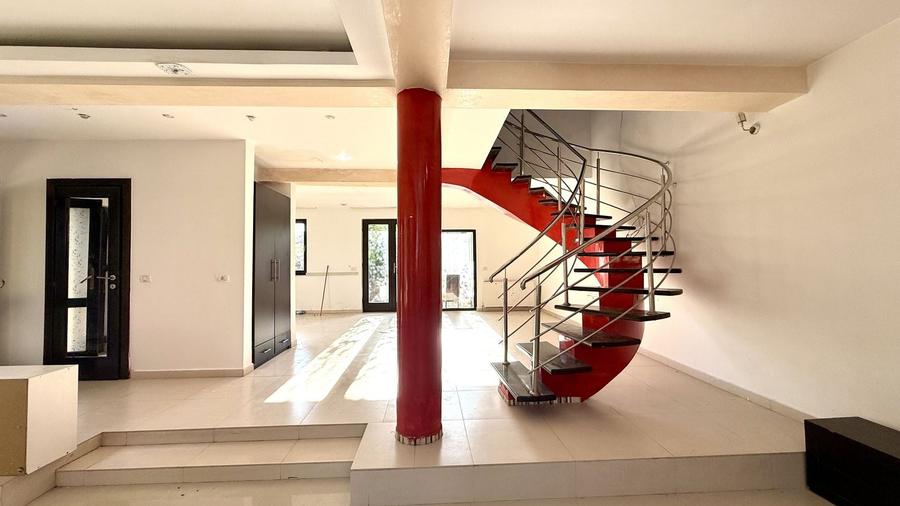 Duplex cu 5 camere cu Canalizare în Exterior Sud